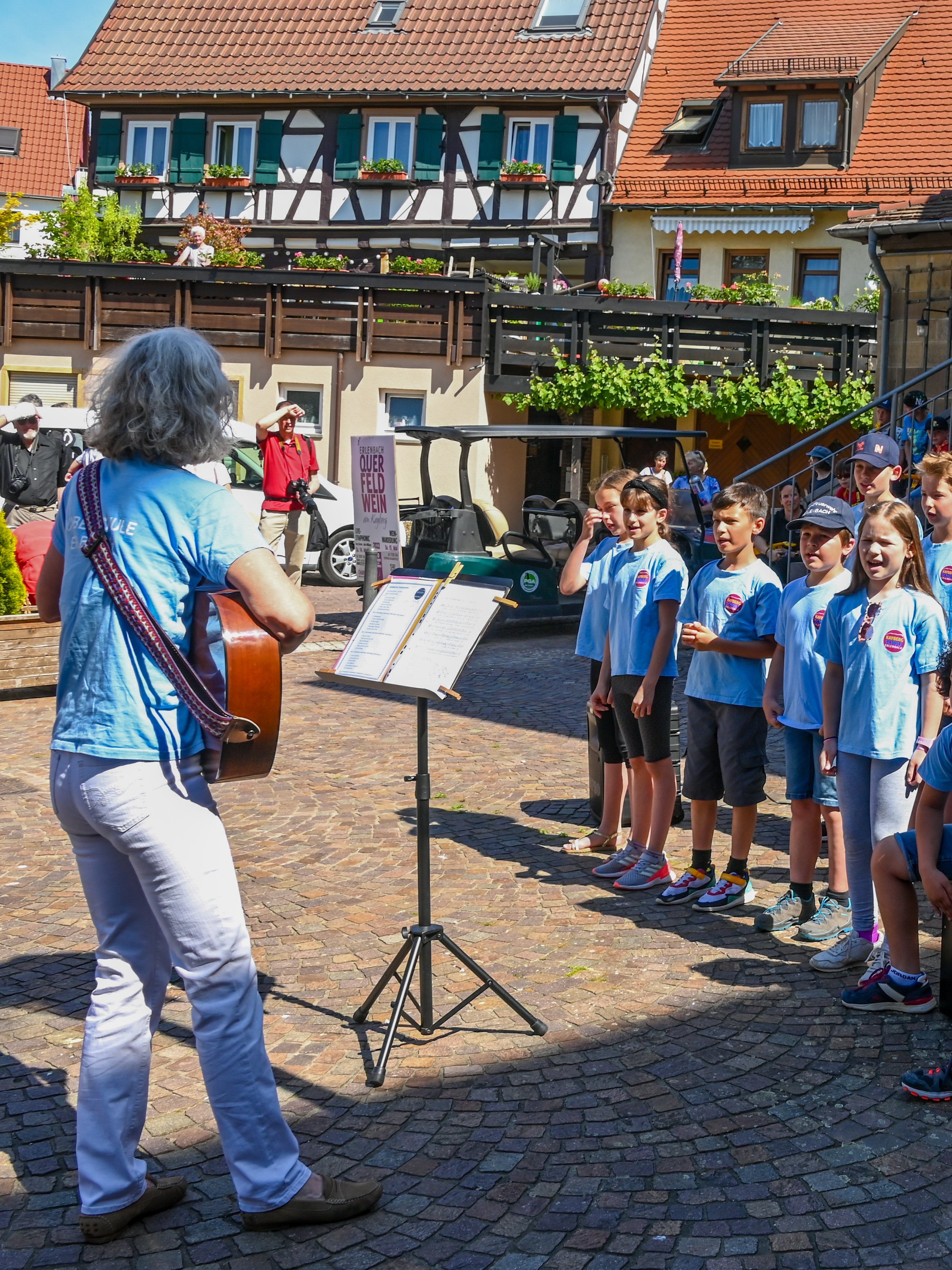 Schulchor singt auf Marktplatz